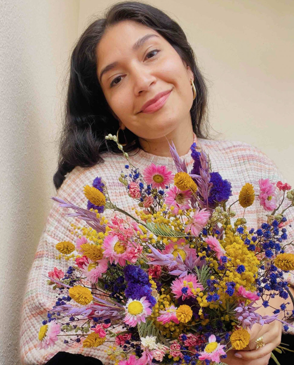 deux jeunes femmes avec couronnes de fleurs